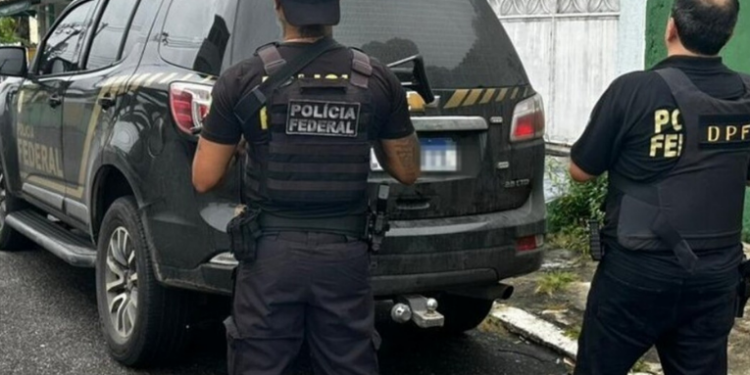Mulher é presa em Duque de Caxias suspeita de abusar das próprias filhas e divulgar imagens na internet. Caso foi descoberto após investigação da Polícia Federal na dark web.