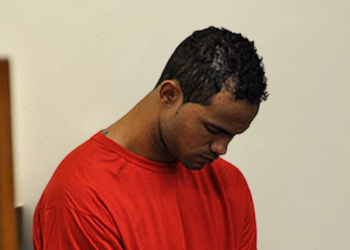 Justiça do Rio de Janeiro revoga liberdade condicional do ex-goleiro Bruno Fernandes, condenado pela morte de Eliza Samudio. Ex-atleta é considerado foragido após não se apresentar.