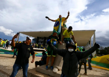Governo argentino concede refúgio permanente a Joel Borges Corrêa, brasileiro condenado pelos ataques às sedes dos Três Poderes em 8 de janeiro de 2023. Decisão gerou repercussão internacional.