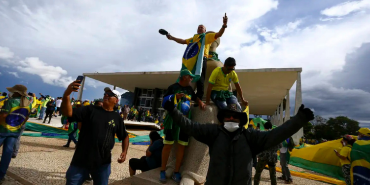 Governo argentino concede refúgio permanente a Joel Borges Corrêa, brasileiro condenado pelos ataques às sedes dos Três Poderes em 8 de janeiro de 2023. Decisão gerou repercussão internacional.