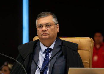 Durante sessão do STF, Flávio Dino defende atuação da Corte e destaca que os acertos superam os erros. Fachin reforça importância da imparcialidade nos julgamentos.