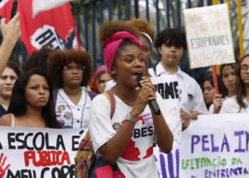 Estudantes do Colégio Pedro II promovem protesto contra casos de assédio e violência sexual na instituição. Polícia Civil investiga novos casos envolvendo o mesmo grupo.