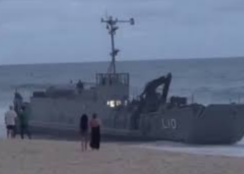 Navio da Marinha do Brasil encalhou na Praia da Macumba, no Recreio dos Bandeirantes. Operação de retirada envolve rebocadores especializados.