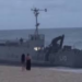 Navio da Marinha do Brasil encalhou na Praia da Macumba, no Recreio dos Bandeirantes. Operação de retirada envolve rebocadores especializados.