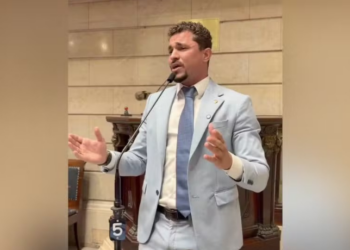 Vereador do Rio é preso em operação da Polícia Civil que investiga ligação com o Comando Vermelho e possíveis acordos políticos em áreas dominadas pela facção.