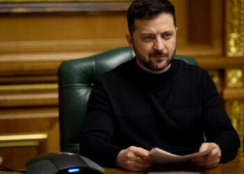 Zelensky afirma que Ucrânia não pretende reparar oleoduto russo Druzhba que abastece a Europa.