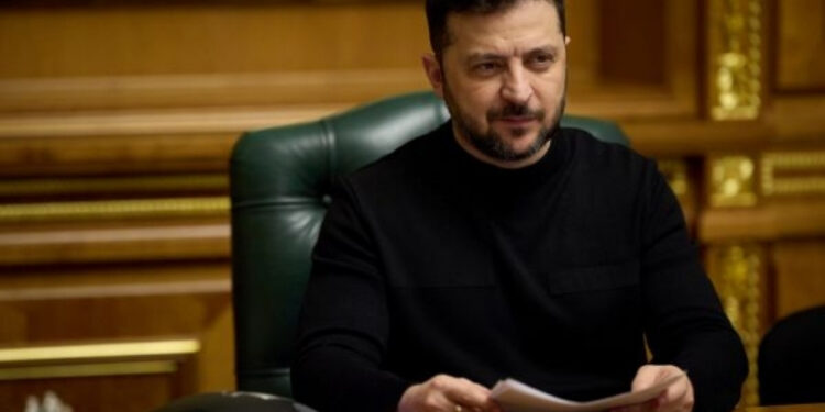 Zelensky afirma que Ucrânia não pretende reparar oleoduto russo Druzhba que abastece a Europa.
