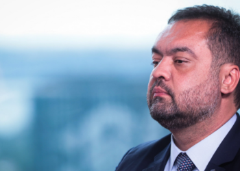 Renúncia de Cláudio Castro muda cenário político do RJ antes de julgamento no TSE. Veja o que acontece agora no governo do estado.