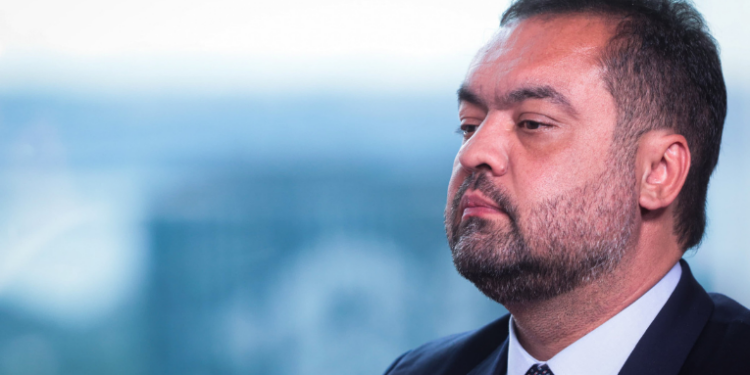 Renúncia de Cláudio Castro muda cenário político do RJ antes de julgamento no TSE. Veja o que acontece agora no governo do estado.