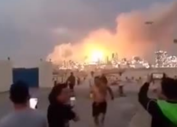 Ataque com míssil provoca incêndio na refinaria de Sitra, no Bahrein. Instalação operada pela Bapco Energies é uma das principais da região e possui capacidade de refinar 267 mil barris de petróleo por dia.