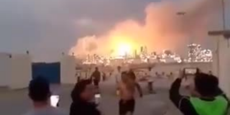 Ataque com míssil provoca incêndio na refinaria de Sitra, no Bahrein. Instalação operada pela Bapco Energies é uma das principais da região e possui capacidade de refinar 267 mil barris de petróleo por dia.