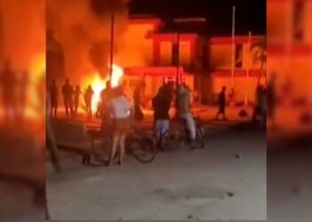 Manifestantes atacam sede do Partido Comunista em Morón, em Cuba.
