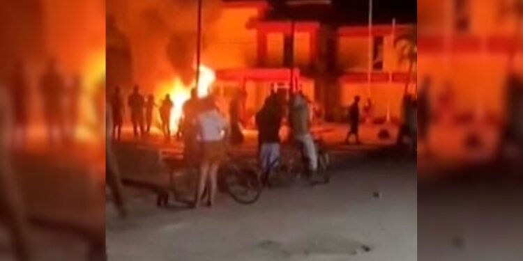 Manifestantes atacam sede do Partido Comunista em Morón, em Cuba.