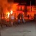 Manifestantes atacam sede do Partido Comunista em Morón, em Cuba.