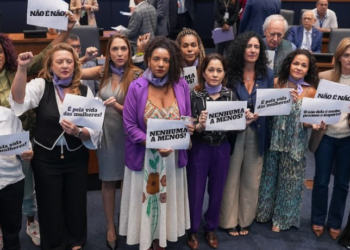 Assembleia Legislativa do Rio de Janeiro avança na criação da CPI do Feminicídio. Comissão deve investigar casos no estado e avaliar políticas de prevenção à violência contra mulheres.
