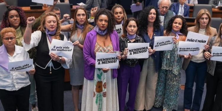 Assembleia Legislativa do Rio de Janeiro avança na criação da CPI do Feminicídio. Comissão deve investigar casos no estado e avaliar políticas de prevenção à violência contra mulheres.