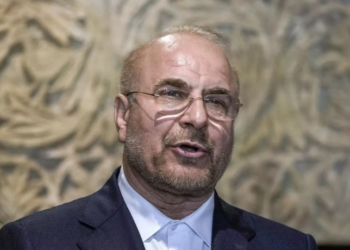 Parlamento do Irã acusa Israel de provocar conflito e ameaça atacar infraestrutura inimiga