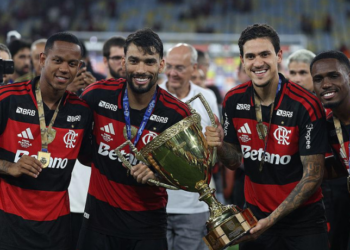 Jogadores do Flamengo comemoram a conquista do Campeonato Carioca de 2026 após vitória nos pênaltis sobre o Fluminense no Maracanã.