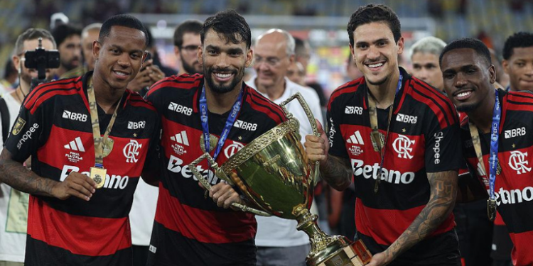 Jogadores do Flamengo comemoram a conquista do Campeonato Carioca de 2026 após vitória nos pênaltis sobre o Fluminense no Maracanã.