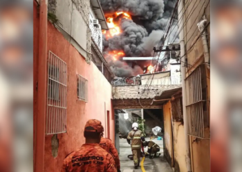 Galpão que abrigava comércio de peças de motocicleta pega fogo em Ramos, na Zona Norte do Rio. Incêndio mobiliza cerca de 100 bombeiros e provoca desabamento parcial da estrutura.