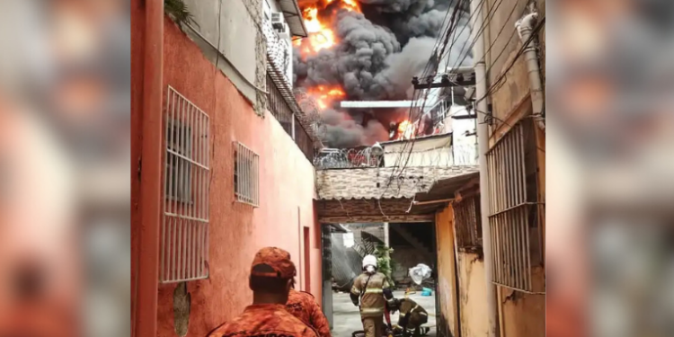Galpão que abrigava comércio de peças de motocicleta pega fogo em Ramos, na Zona Norte do Rio. Incêndio mobiliza cerca de 100 bombeiros e provoca desabamento parcial da estrutura.
