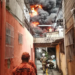 Galpão que abrigava comércio de peças de motocicleta pega fogo em Ramos, na Zona Norte do Rio. Incêndio mobiliza cerca de 100 bombeiros e provoca desabamento parcial da estrutura.