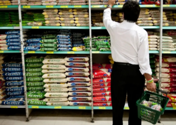 Cesta básica sobe em 14 capitais e Dieese estima salário mínimo ideal acima de R$ 7 mil