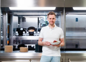 Cozinha robótica criada pela empresa alemã GoodBytz vence o Robotics Award 2026. Sistema usa inteligência artificial para preparar refeições completas e pode ser utilizado em restaurantes, hospitais e empresas.