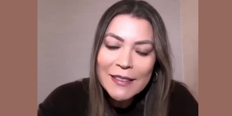 Analine Castro publicou vídeo nas redes sociais criticando a divulgação de imagens feitas por Anthony Garotinho em área reservada do aeroporto Galeão. Episódio ampliou debate sobre privacidade e respeito às mulheres.