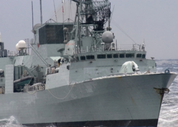 França anuncia envio de esquadra naval com porta-aviões Charles de Gaulle e fragatas para proteger rotas comerciais no Estreito de Ormuz. Região concentra cerca de 20% do petróleo mundial.