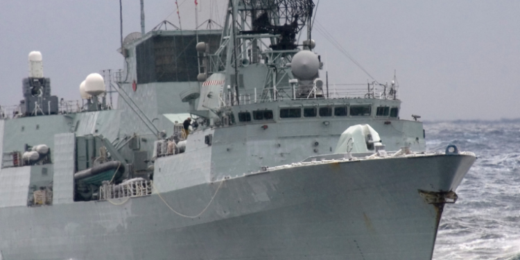 França anuncia envio de esquadra naval com porta-aviões Charles de Gaulle e fragatas para proteger rotas comerciais no Estreito de Ormuz. Região concentra cerca de 20% do petróleo mundial.