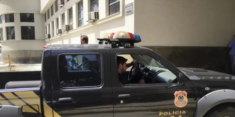Investigação da Polícia Federal aponta suposto uso de dinheiro e estrutura pública em campanhas ligadas a Thiago Rangel.