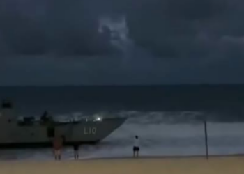Navio Guarapari da Marinha do Brasil encalhou na Praia da Macumba, no Recreio dos Bandeirantes, após manobra de segurança. Operação para retirada da embarcação será feita com apoio de rebocadores.