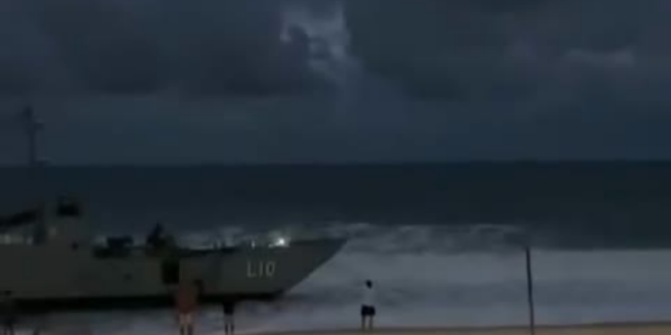 Navio Guarapari da Marinha do Brasil encalhou na Praia da Macumba, no Recreio dos Bandeirantes, após manobra de segurança. Operação para retirada da embarcação será feita com apoio de rebocadores.