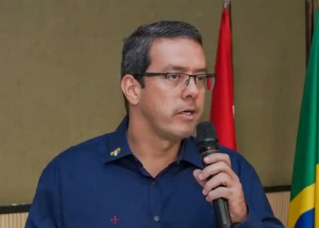 Após decisão do STF, prefeito de Macapá renuncia ao cargo em meio a investigação sobre suposto desvio de recursos públicos em obra da saúde.