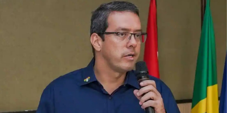 Após decisão do STF, prefeito de Macapá renuncia ao cargo em meio a investigação sobre suposto desvio de recursos públicos em obra da saúde.