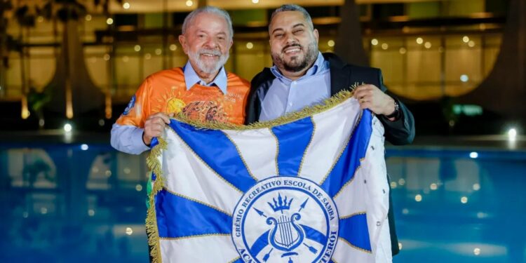 Pesquisa Datafolha indica que 71% dos brasileiros consideram inadequada a homenagem a Lula realizada por escola de samba em meio ao período eleitoral.