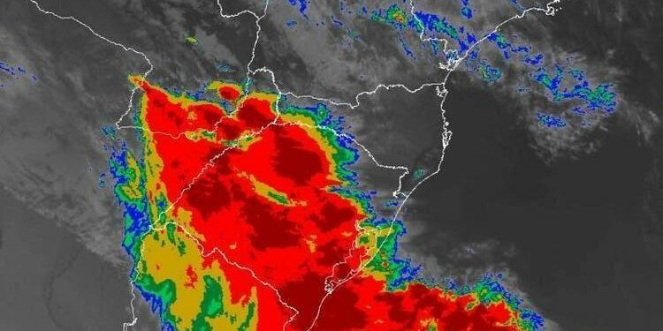 Frente fria associada a ciclone extratropical aumenta risco de temporais no Sul e Sudeste