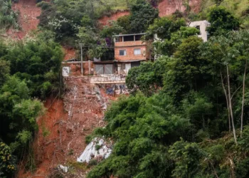 Autoridades intensificam vistorias e mantêm isolamento de áreas afetadas pelas chuvas na Zona da Mata de Minas Gerais devido ao risco de deslizamentos.