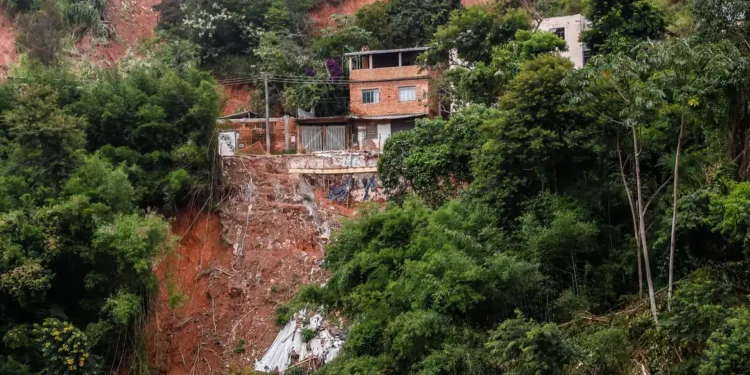 Autoridades intensificam vistorias e mantêm isolamento de áreas afetadas pelas chuvas na Zona da Mata de Minas Gerais devido ao risco de deslizamentos.