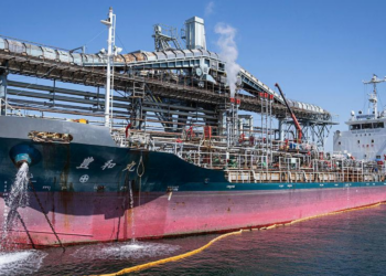 Japão recebe primeiro carregamento de petróleo dos Estados Unidos desde início da guerra no Irã. Navio chegou à baía de Tóquio neste domingo.