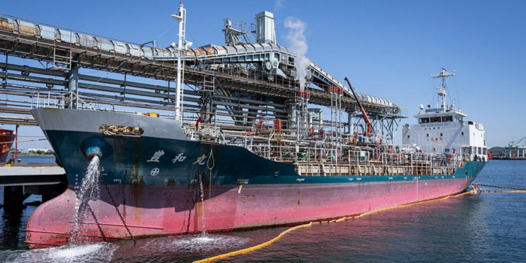 Japão recebe primeiro carregamento de petróleo dos Estados Unidos desde início da guerra no Irã. Navio chegou à baía de Tóquio neste domingo.