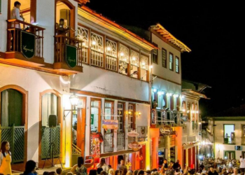 Vesperata de Diamantina 2026 encanta turistas em Minas Gerais com shows nas sacadas históricas. Evento ocorre entre abril e outubro no centro histórico.