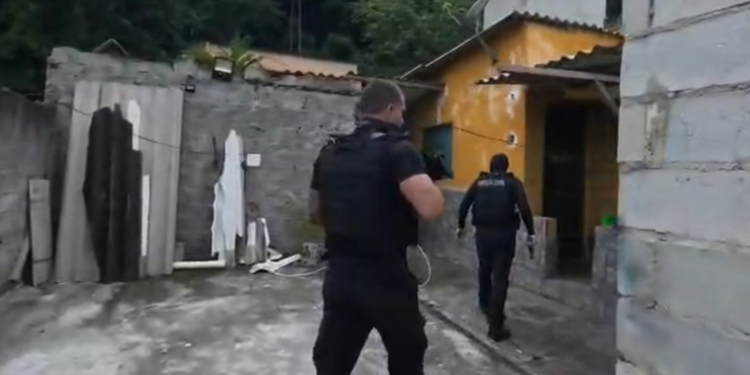 Justiça expede mandados contra grupo investigado na Baixada Fluminense.