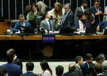 Câmara aprova PEC que amplia financiamento do Suas e fortalece assistência social no Brasil.