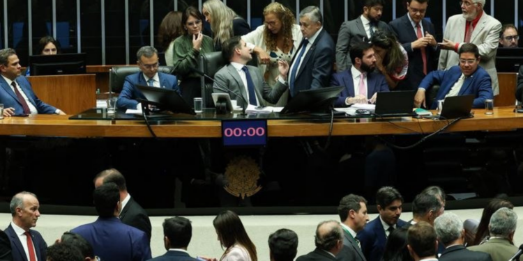 Câmara aprova PEC que amplia financiamento do Suas e fortalece assistência social no Brasil.