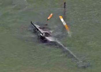 Helicóptero faz pouso forçado no mar da Barra da Tijuca, no Rio, após pane no motor. Três pessoas são resgatadas com vida.