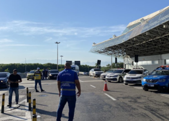 Motorista é preso por uso de documento falso durante operação no Galeão e Santos Dumont. Fiscalização também interditou veículos irregulares e autuou concessionária.