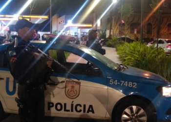 Polícia Militar impede roubo de carga na BR-493, em Itaboraí, e prende suspeito conhecido como “Bola”, apontado como líder de grupo criminoso.