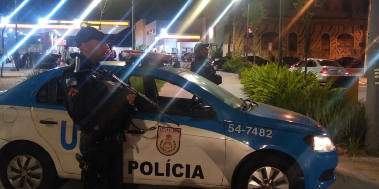 Polícia Militar impede roubo de carga na BR-493, em Itaboraí, e prende suspeito conhecido como “Bola”, apontado como líder de grupo criminoso.